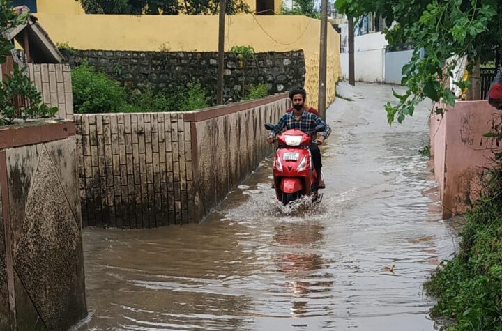 अपर नत्थनपुर की कालोनियों में भरा पानी, लोग परेशान