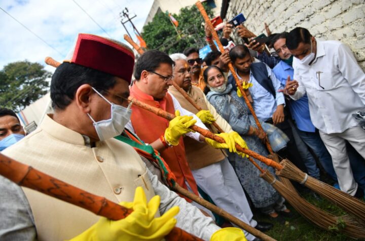 मुख्यमंत्री धामी ने केंद्रीय मंत्री प्रहलाद जोशी के साथ स्वच्छता कार्यक्रम में किया प्रतिभाग