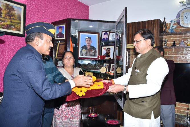 मुख्यमंत्री पुष्कर सिंह धामी ने नेहरू कॉलोनी में शहीद मेजर चित्रेश बिष्ट के आवास पर उनके चित्र पर श्रद्धांजलि अर्पित की