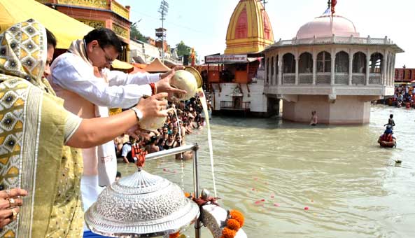 मुख्यमंत्री धामी ने हरकी पैड़ी पर श्रीगंगा सभा द्वारा गंगा सप्तमी के शुभ अवसर पर अयोजित गंगा मैया जन्मोत्सव में प्रतिभाग किया