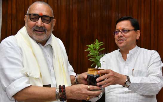 केन्द्रीय ग्रामीण विकास एवं पंचायतीराज मंत्री गिरिराज सिंह ने मुख्यमंत्री धामी से की भेंट