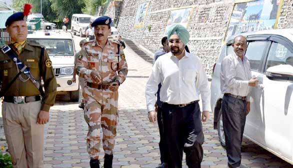 मुख्य सचिव डॉ० एस.एस. संधू ने औली पहुँचकर औली मास्टर प्लान को लेकर संबधित अधिकारियों के साथ की बैठक