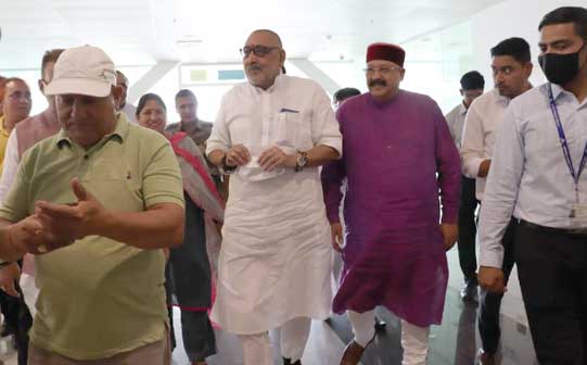 केंद्रीय ग्रामीण विकास एवं पंचायती राज मंत्री गिरिराज सिंह का उत्तराखंड पहुंचने पर महाराज ने किया जबरदस्त स्वागत