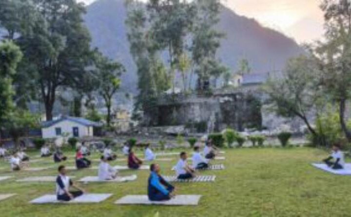 *अन्तर्राष्ट्रीय योग दिवस पर उत्तरकाशी पुलिस के अधिकारी/कर्मचारियों ने किया योगाभ्यासः*