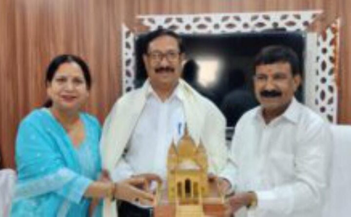 उत्तरकाशी नगरपालिका अध्यक्ष ने डा० एस०डी० सकलानी को उत्कृष्ट कार्य करने पर विधाई समारोह का आयोजन किया