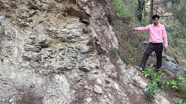 प्राप्त शिकायतों का संज्ञान लेते हुए आयुक्त, कुमाऊँ दीपक रावत ने पतलिया में किया औचक निरीक्षण