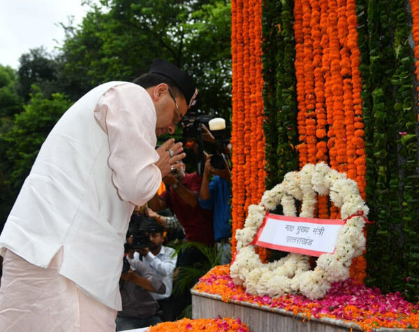 कारगिल विजय दिवस (शौर्य दिवस) पर गाँधी पार्क में शहीद स्मारक पर मुख्यमंत्री पुष्कर सिंह धामी ने कारगिल शहीदों को श्रद्धांजलि अर्पित की