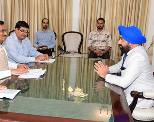 खादी एवं ग्रामोद्योग आयोग, राज्य कार्यालय के निदेशक राम नारायण व अन्य अधिकारियों ने की राज्यपाल लेफ्टिनेंट जनरल गुरमीत सिंह (से.नि.) से मुलाकात