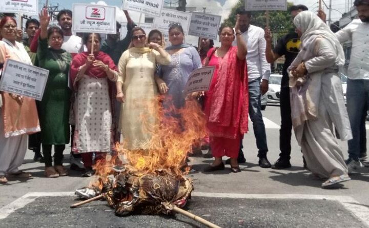 महिला कांग्रेस ने राहुल गांधी को लेकर झूठी खबर प्रसारित करने पर समाचार चैनल के विरोध में किया प्रदर्शन
