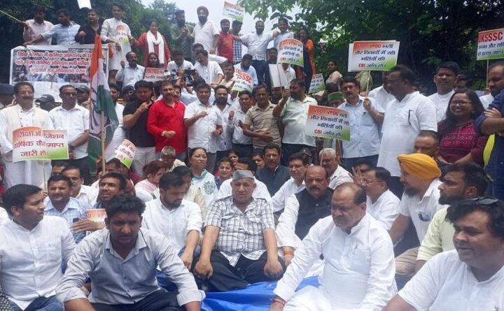 कांग्रेस कार्यकर्ता ने सचिवालय का घेराव किया, कहा- चहेतों को दी जा रही नौकरी