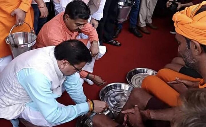 मुख्‍यमंत्री पुष्कर सिंह धामी ने कांवड़ यात्रियां के पैर धोकर किया स्‍वागत, कहा- वह स्वयं शिव भक्त हैं