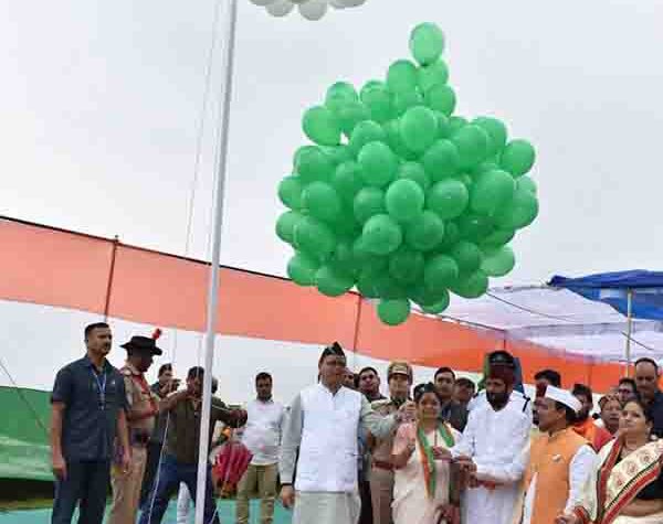 सीएम धामी ने गैरसैंण विधानसभा भवन परिसर में आयोजित कार्यक्रम में प्रतिभाग करते हुए ध्वजारोहण किया