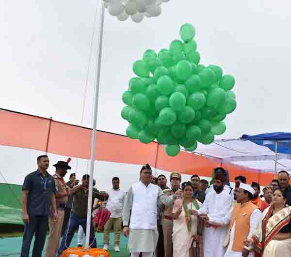 सीएम धामी ने गैरसैंण विधानसभा भवन परिसर में आयोजित कार्यक्रम में प्रतिभाग करते हुए ध्वजारोहण किया