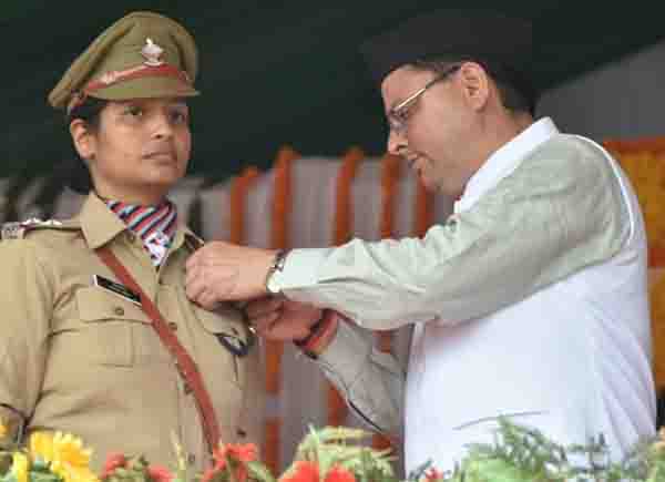 मुख्यमंत्री पुष्कर सिंह धामी ने स्वतंत्रता की 75वीं वर्षगांठ के अवसर पर परेड ग्राउण्ड में राज्य के मुख्य कार्यक्रम में ध्वजारोहण किया