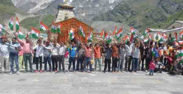 जिलाधिकारी मयूर दीक्षित के नेतृत्व एवं निर्देशन में सभी विभागों द्वारा अपने-अपने स्तर से आम जनमास को हर घर तिरंगा कार्यक्रम के लिए किया जागरूक