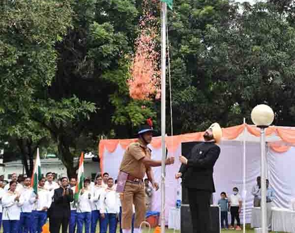 मुख्य सचिव ने सचिवालय में ध्वजारोहण करते हुए सभी को स्वतंत्रता दिवस की बधाई एवं शुभकामनायें दी