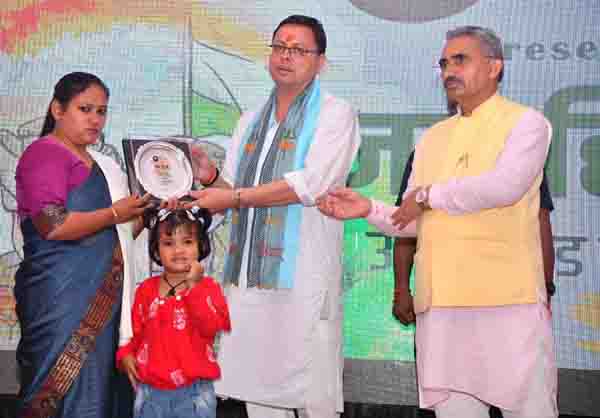 मुख्यमंत्री कैंप कार्यालय में आयोजित ‘जय हिन्द उत्तराखण्ड के वीर’ कार्यक्रम में मुख्यमंत्री ने किया सहीद सैनिकों के परिजनों को सम्मानित