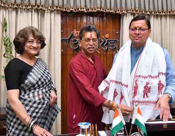 मुख्यमंत्री पुष्कर सिंह धामी ने हिमालयन सेंटर द्वारा तैयार किये गए गए पहाड़ी गमछे का लोकार्पण किया