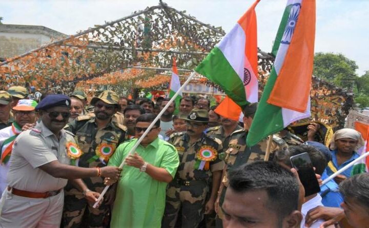 तिरंगा यात्रा में सीमा सुरक्षा बल के अधिकारियों एवं कार्मिको सहित सीमावर्ती क्षेत्र के विभिन्न स्कूलों के हजारों बच्चों ने लिया हिस्सा