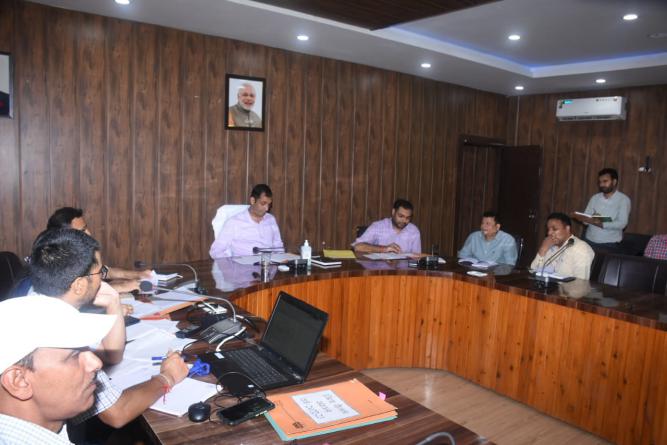 जिलाधिकारी अभिषेक रुहेला ने विभिन्न विभागों द्वारा विकास कार्यक्रमों एवं जनकल्याणकारी योजनाओं की गहन समीक्षा करते हुए दोनों विभागों को दिए निर्देश