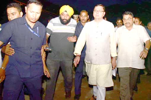 मुख्यमंत्री पुष्कर सिंह धामी ने किया थानो मार्ग पर क्षतिग्रस्त पुल के पुनर्निर्माण कार्यों का निरीक्षण