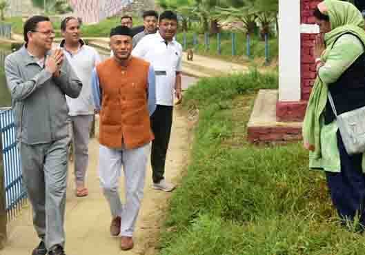 बिना किसी सुरक्षा के पैदल जनता के बीच निकल गए धामी