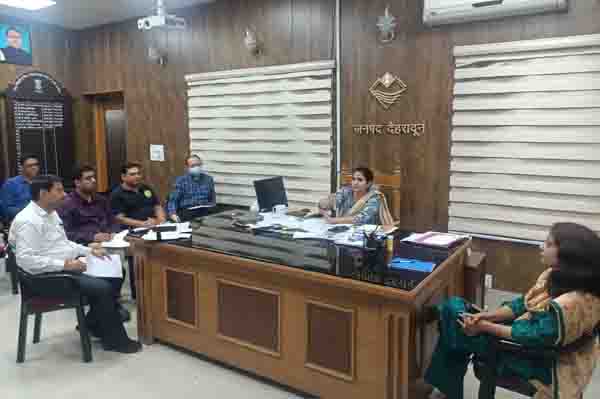 जनपद में डेंगू के प्रसार को दृष्टिगत रखते हुए जिलाधिकारी श्रीमती सोनिका ने सम्बन्धित अधिकारियों के साथ समीक्षा बैठक की