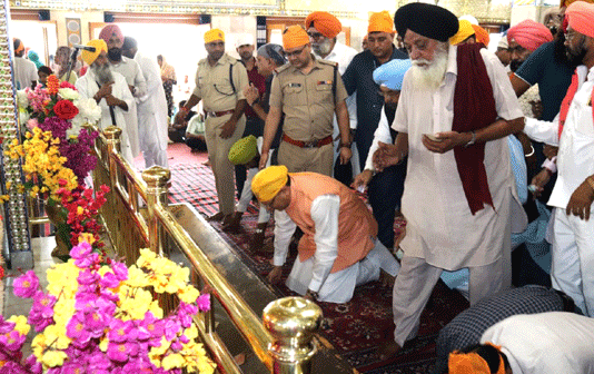 मुख्यमंत्री धामी ने डेरा कार सेवा पहुँचकर बाबा हरबंश सिंह, बाबा फौजा सिंह, बाबा टहल सिंह की श्रद्धांजलि सभा में पहुँचकर श्रद्धांजलि अर्पित की