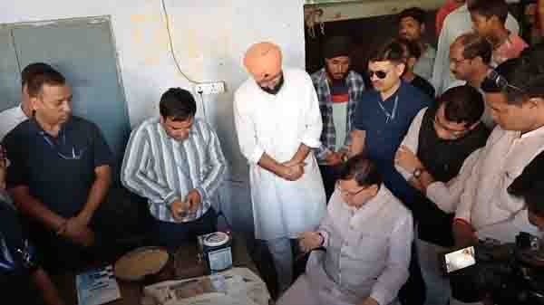 खटीमा पहुंचते ही सीएम पुष्कर सिंह धामी ने धान मण्डी का औचक निरीक्षण किया