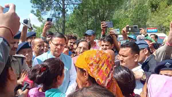 सीएम धामी और सांसद डॉ. रमेश पोखरियाल निशंक ने सिमड़ी में हुई बस दुर्घटना स्थल का लिया जायजा