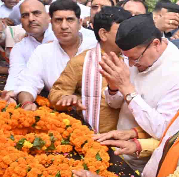 सीएम धामी ने रामपुर तिराहा शहीद स्थल में उत्तराखंड राज्य आंदोलनकारी शहीदों को श्रद्धांजलि अर्पित की