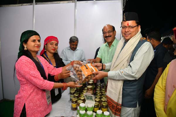 मुख्यमंत्री पुष्कर सिंह धामी ने किया महिला स्वयं सहयता समूहों को सम्मानित