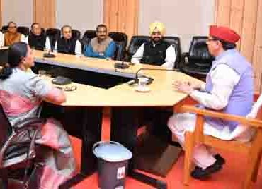 दीपावली की बधाई देने आये अधिकारियों के साथ सीएम धामी ने की राज्य के विकास पर चर्चा