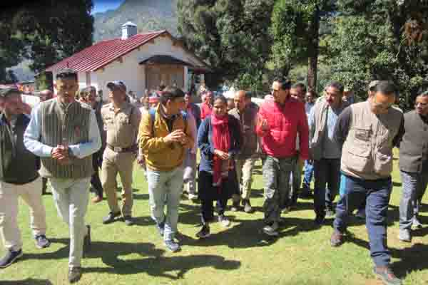 चार दिवसीय पिंडारी ग्लेशियर भ्रमण के दौरान खाती गाँव की जनता के बीच पहुँचे कुमाऊँ मंडलायुक्त दीपक रावत