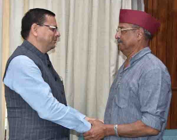 मुख्यमंत्री पुष्कर सिंह धामी से कैंप कार्यालय में फिल्म अभिनेता नाना पाटेकर ने की शिष्टाचार भेंट