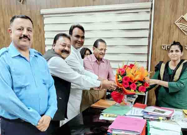 पल्टन बाजार व्यापारी संगठन ने जिलाधिकारी श्रीमती सोनिका से भेंट कर सड़क निर्माण कार्य कराने के लिए किया आभार व्यक्त