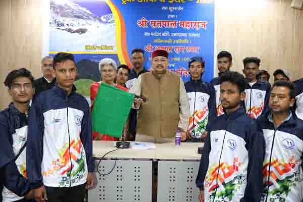 पर्यटन मंत्री सतपाल महाराज ने किया पिंडारी ग्लेशियर और बागची बुग्याल के लिए ट्रेकिंग दल को रवाना
