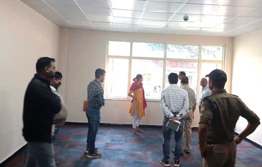 जिलाधिकारी/मुख्य कार्यकारी अधिकारी श्रीमती सोनिका ने आज स्मार्ट सिटी के अन्तर्गत निर्माणधीन दून लाईब्रेरी एवं परेड ग्राउण्ड का निरीक्षण किया