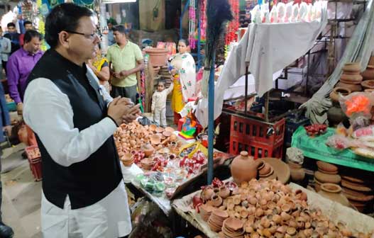 मुख्यमंत्री पुष्कर सिंह धामी ने खटीमा मुख्य बाजार में काफिला रुकवा कर हाथ से बने मिट्टी के दीयों की खरीददारी की