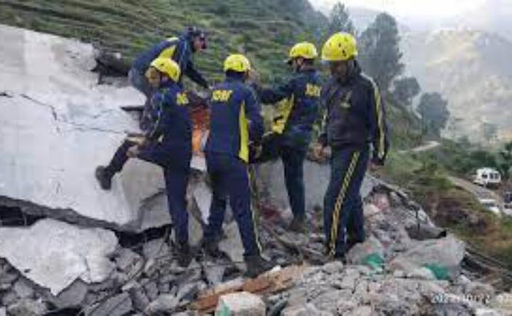 उत्तराखंड में हुआ हादसा, चमोली में भूस्खलन की चपेट में आए तीन मकान, परिवार के चार लोगों की मौत