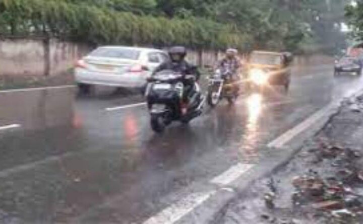 मौसम विभाग के अनुसार कुछ क्षेत्रों में बिजली चमकने और एक से दो दौर तेज बौछार पड़ने की संभावना