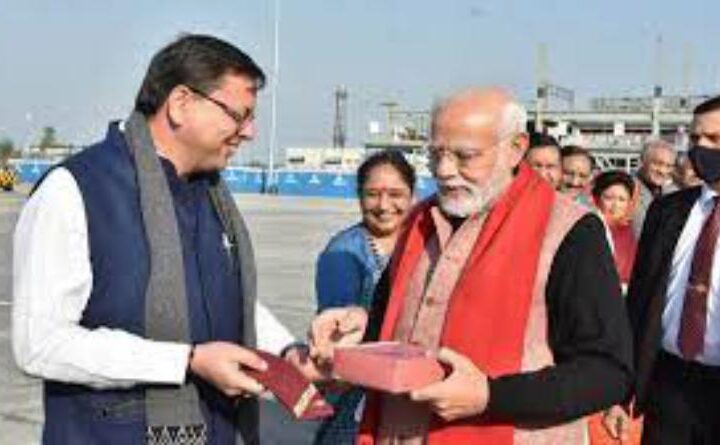 सीएम धामी ने पीएम मोदी को भेंट की बाल मिठाई और पहाड़ी टोपी