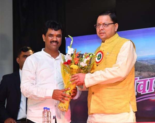 मुख्यमंत्री पुष्कर सिंह धामी ने शारदा स्वर संगम फिल्म प्रोडक्शन एवं हमरो पहाड़ उत्तराखंड सामाजिक संगठन द्वारा आयोजित ‘‘आवाज सुनो पहाड़ो की‘‘ कार्यक्रम में किया प्रतिभाग