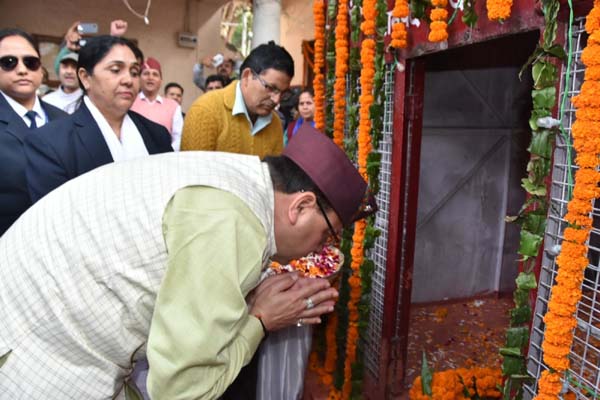 सीएम धामी ने राज्य स्थापना दिवस के अवसर पर शहीद स्थल कचहरी में उत्तराखण्ड राज्य आन्दोलनकारी शहीदों को श्रद्धांजलि अर्पित की