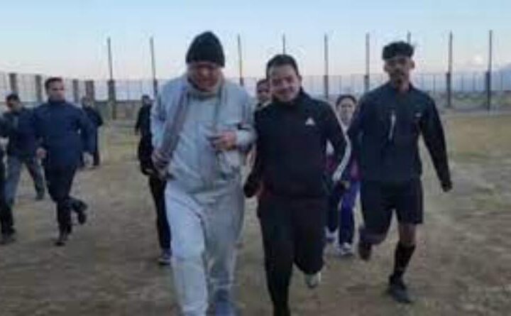 सीएम धामी ने सुबह सुबह लगाई दौड़, युवाओं के साथ खेला बैडमिंटन, लोगों से विकास कार्यों का लिया फीडबैक