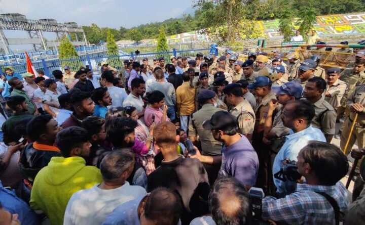 संघर्ष समिति के सदस्य चुपचाप मुख्यमंत्री आवास पर पहुंच गए, अनशनकारियों के साथ पुलिस की धक्का-मुक्की