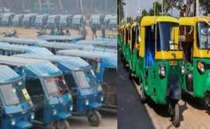 विक्रम/आटो को हटाये जाने के विरोध मे सरकार के विरुद्ध नारेबाजी करते हुए ‌सरकार का पुतला फूंका