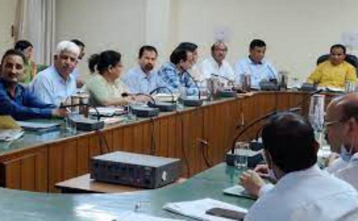 पर्वतीय क्षेत्रों में पांच और मैदानी क्षेत्रों में 10 या इससे कम छात्र संख्या वाले स्कूलों को बंद कर नजदीक के स्कूलों में भेजा जाएगा