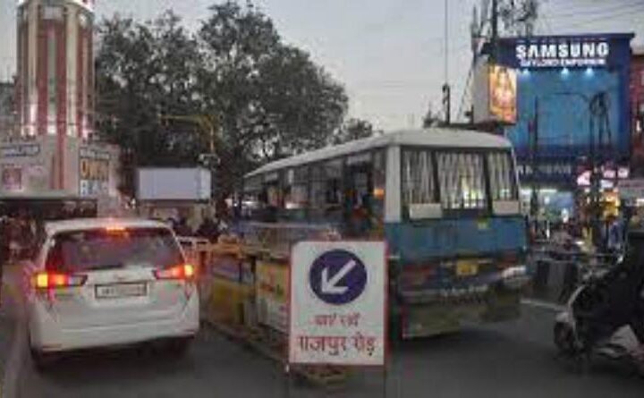 शहर के विभिन्न चौराहों पर लेफ्ट टर्न को फ्री रखने की पुलिस की योजना परवान नहीं चढ़ पाई, अधिकारियों की बैठक में होगा फैसला