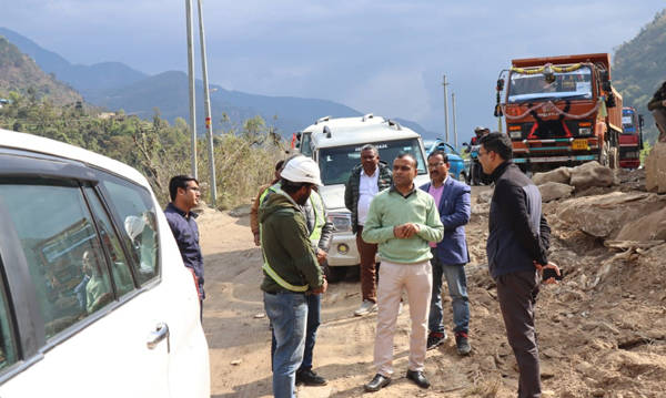 जिलाधिकारी मयूर दीक्षित ने श्री केदारनाथ यात्रा को सुव्यवस्थित ढंग से संचालित करने के लिए यात्रा मार्ग कुंड से लेकर गुप्तकाशी तक सड़क निर्माण कार्यों का स्थलीय निरीक्षण किया